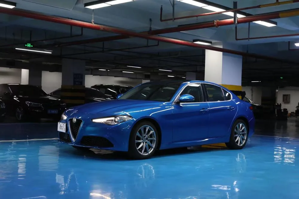 Alfa Romeo Giulia 2.0T 200HP Luxury Edition, 2017 — фото 1