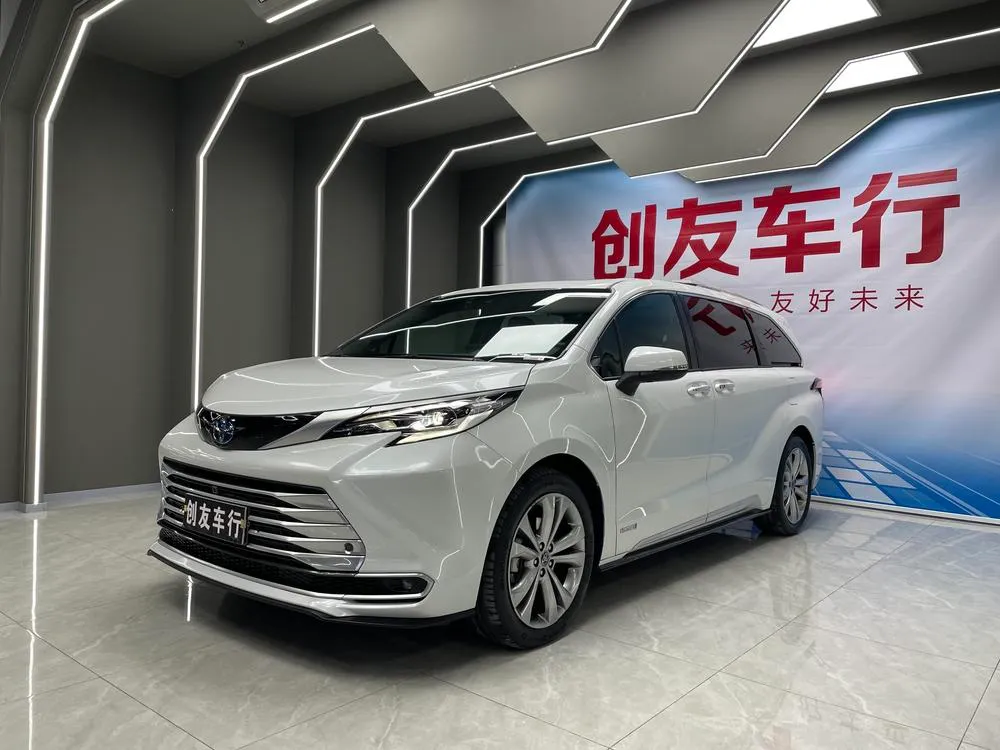 Toyota Sienna Facelift Dual Engine 2.5L Gold Edition, 2023 — фото 1
