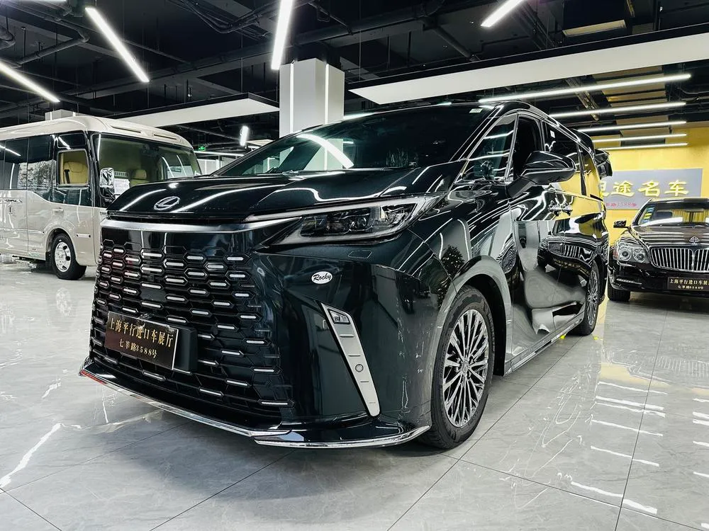 Lexus LM, 2025
