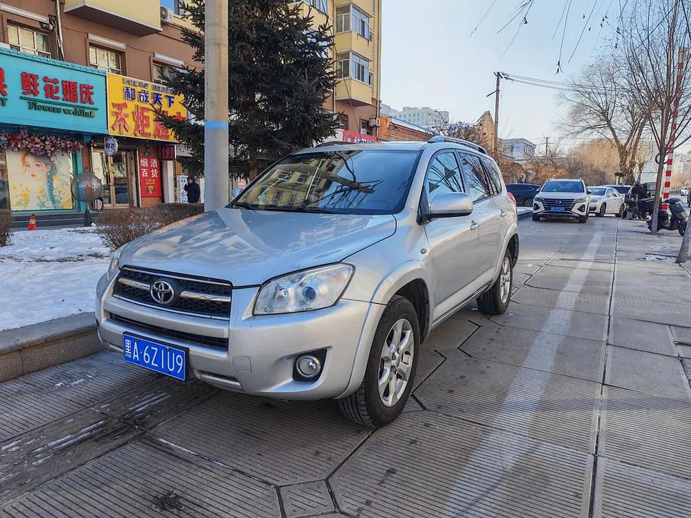 Toyota RAV4 2.4L Auto Luxury Upgraded Edition, 2010 — фото 1
