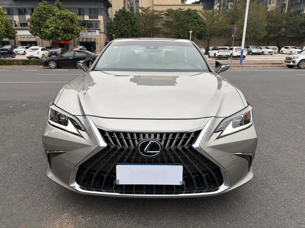 Lexus ES, 2022