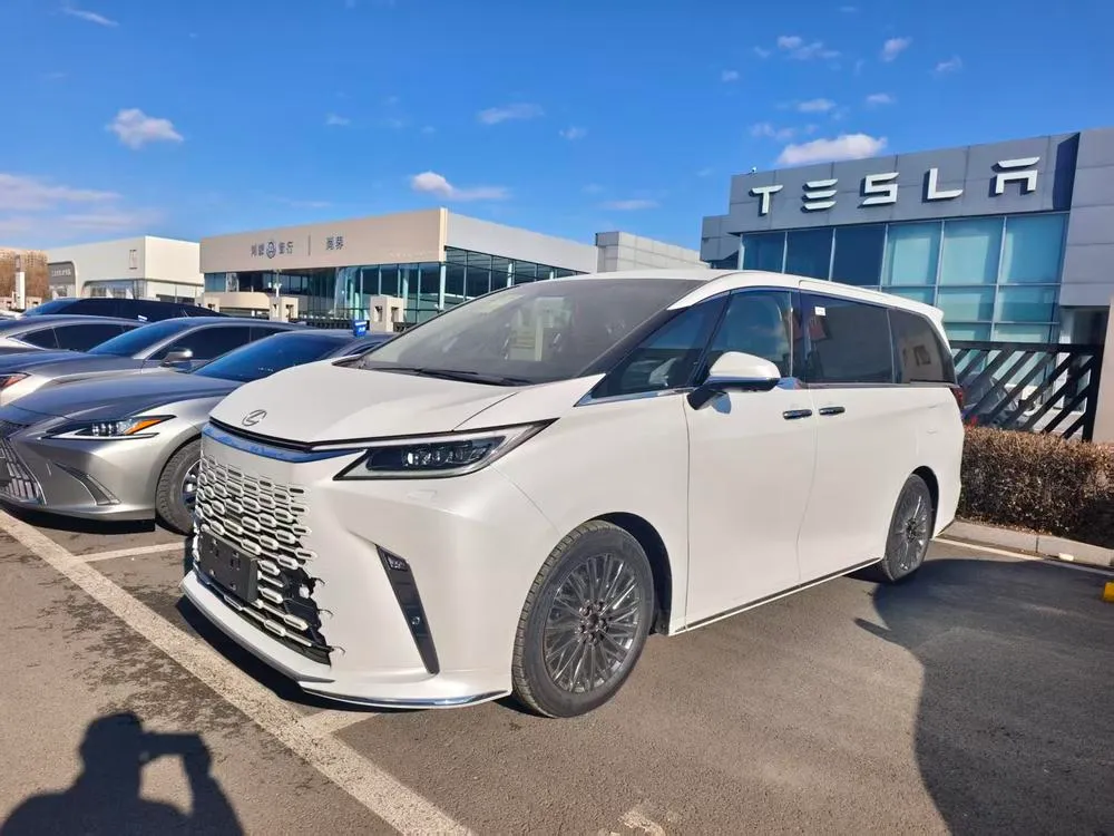 Lexus LM, 2023