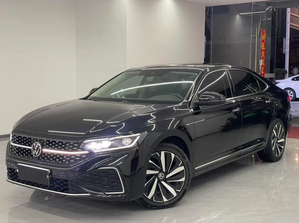 Volkswagen Passat 330TSI Luxury Edition, 2022 — фото 1