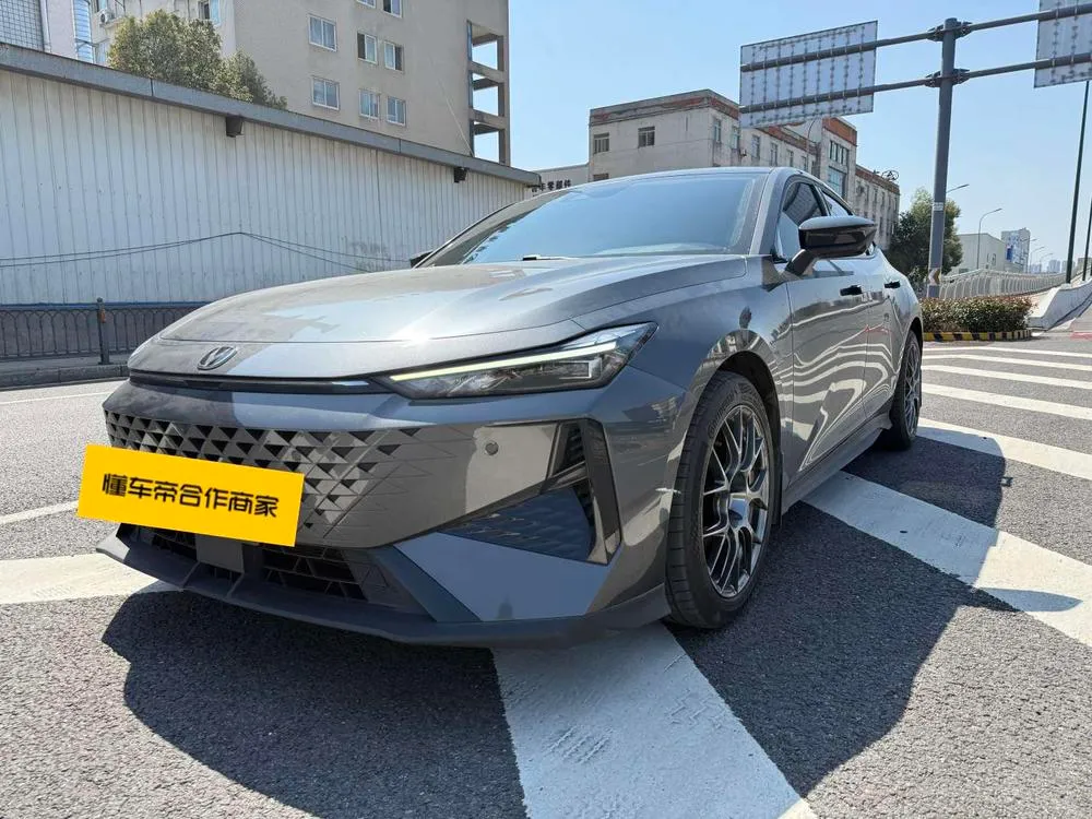 Changan UNI-V 1.5T Premium Version, 2024 — фото 1