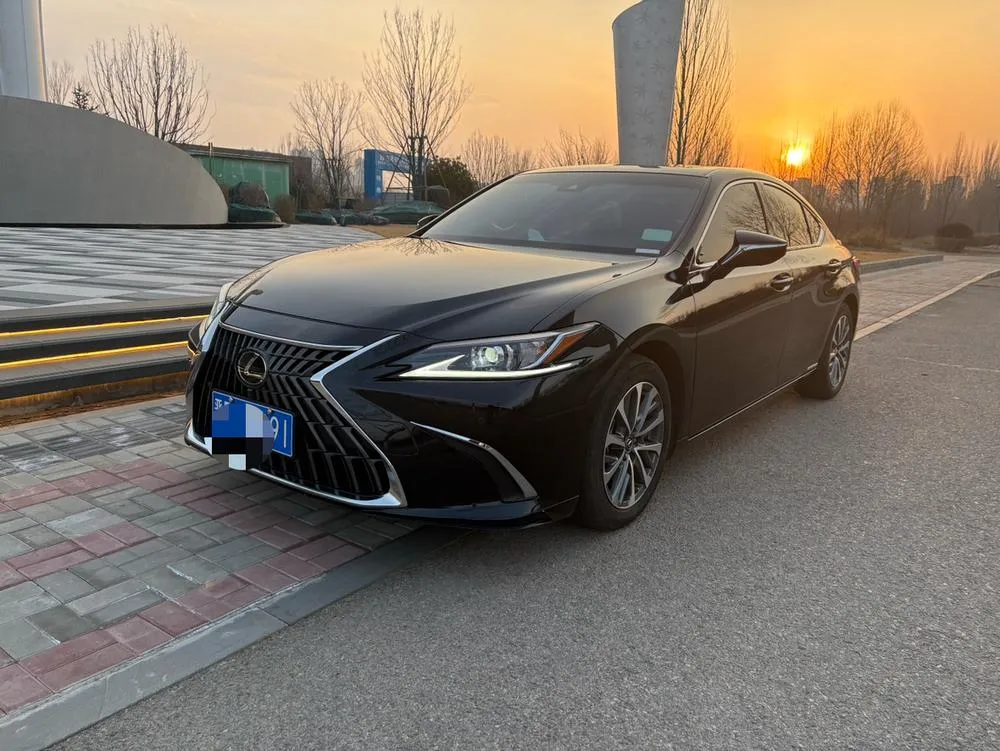 Lexus ES, 2022
