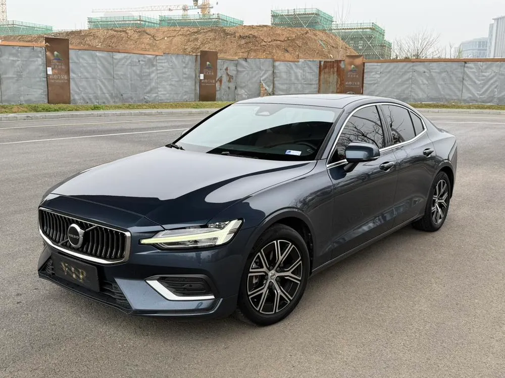 Volvo S60 B4 Luxury Edition, 2023 — фото 1
