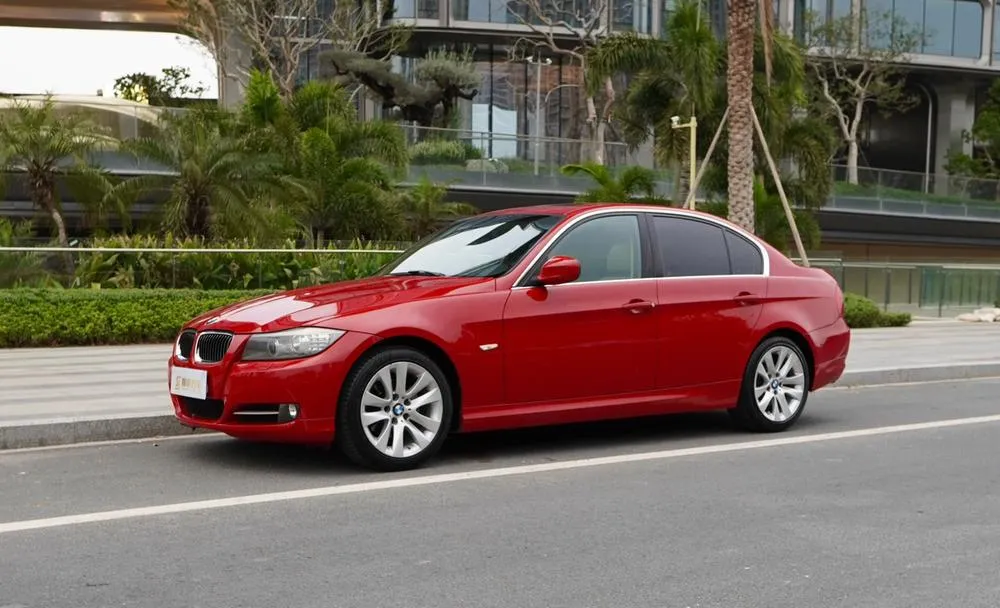 BMW 3-Series 320i Luxury Version, 2012 — фото 1