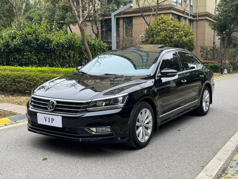Volkswagen Passat 330TSI DSG Premium Edition, 2017 — фото 1