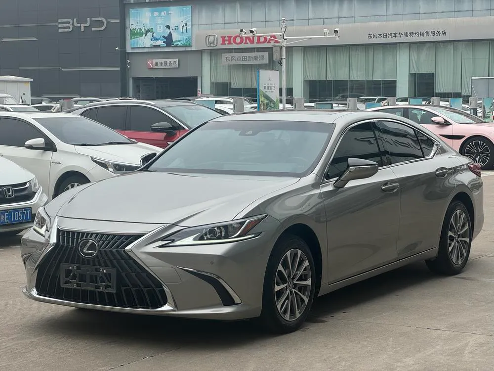 Lexus ES, 2022