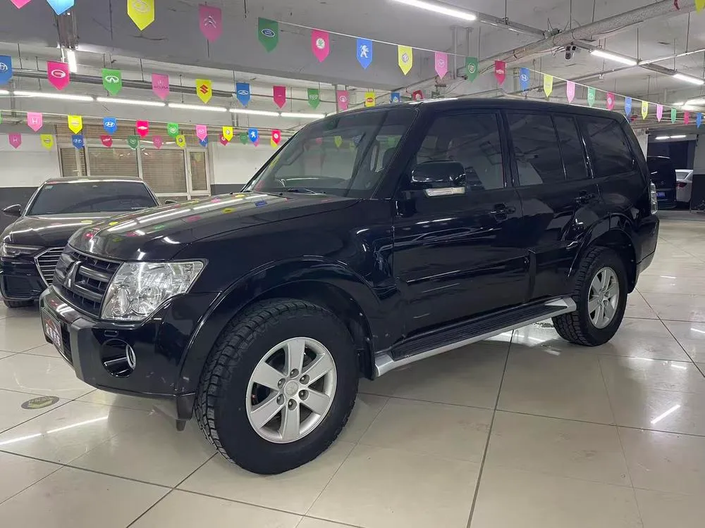 Mitsubishi Pajero (Import), 2011