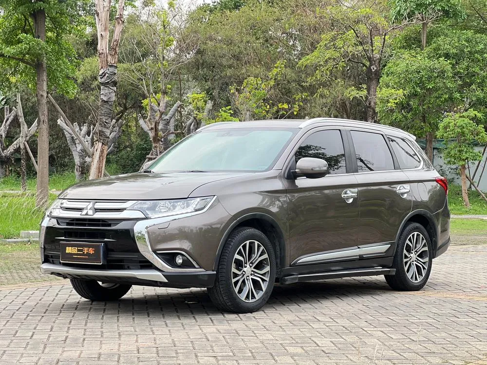 Mitsubishi Outlander 2.4L 4WD Luxury Edition 7 Seater, 2016 — фото 1