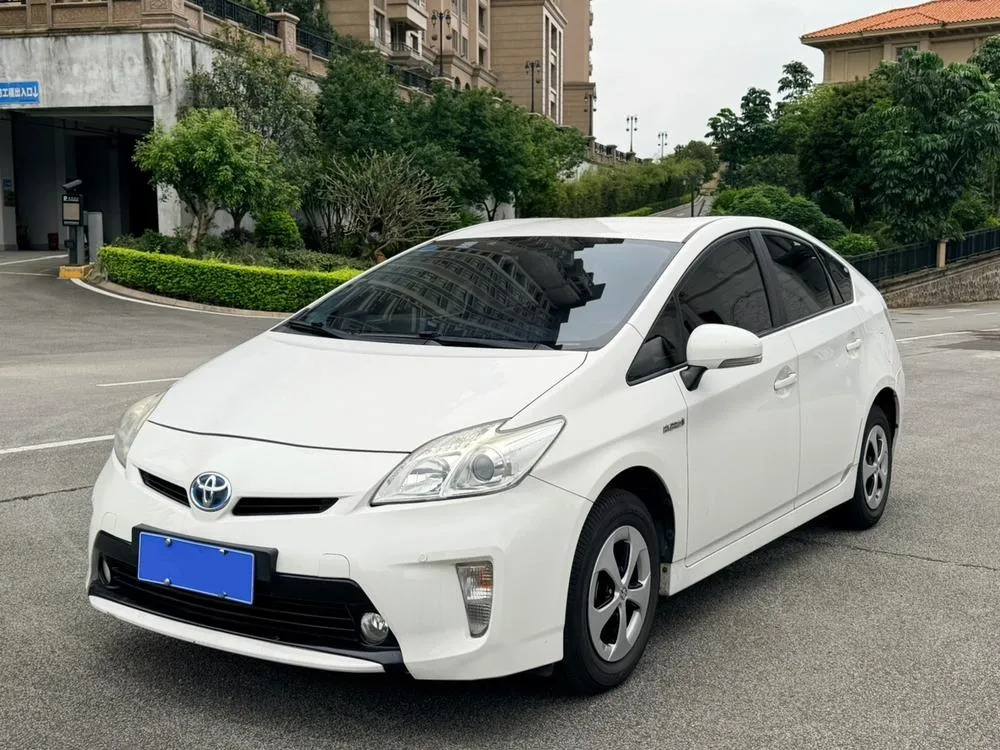 Toyota Prius 1.8L Luxury Edition, 2012 — фото 1