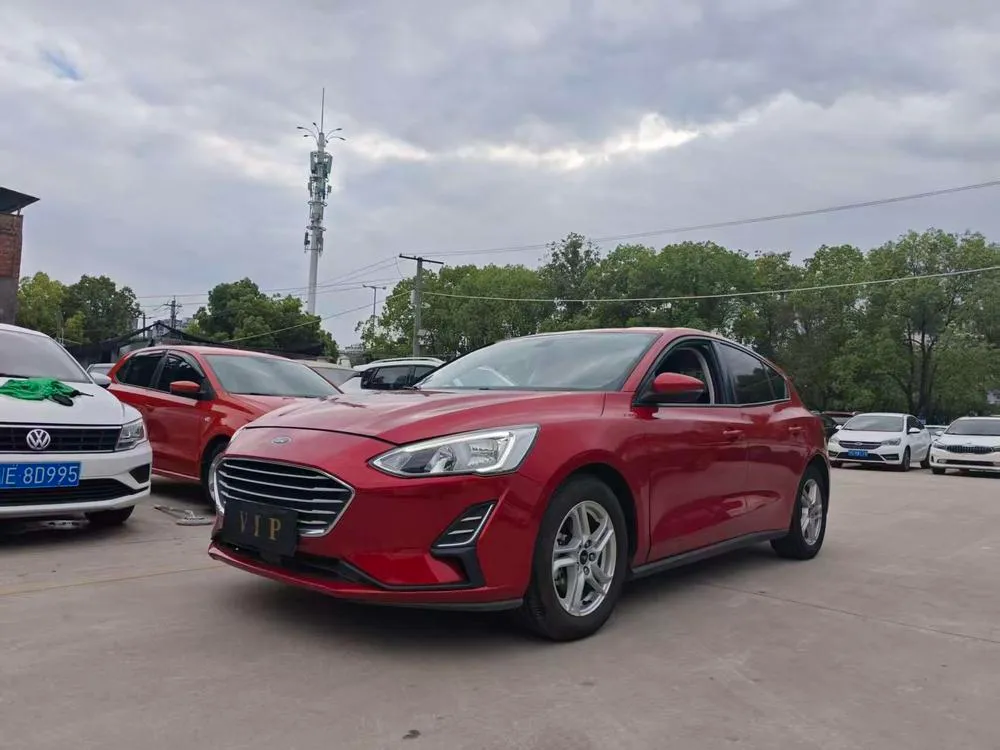 Ford Focus хэтчбек 1.5L механика версия нормы China VI, 2019 — фото 1