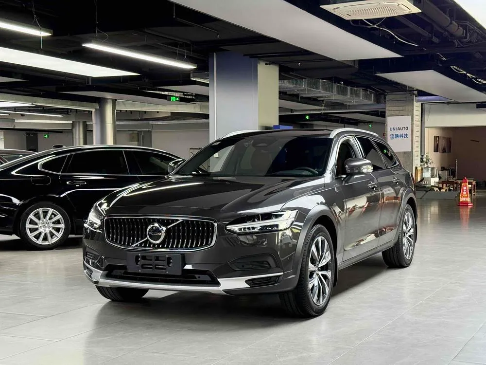 Volvo V90 Cross Country B5 AWD Edition, 2024 — фото 1