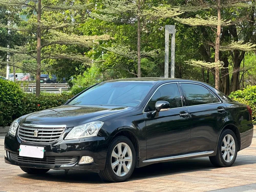 Toyota Crown, 2010
