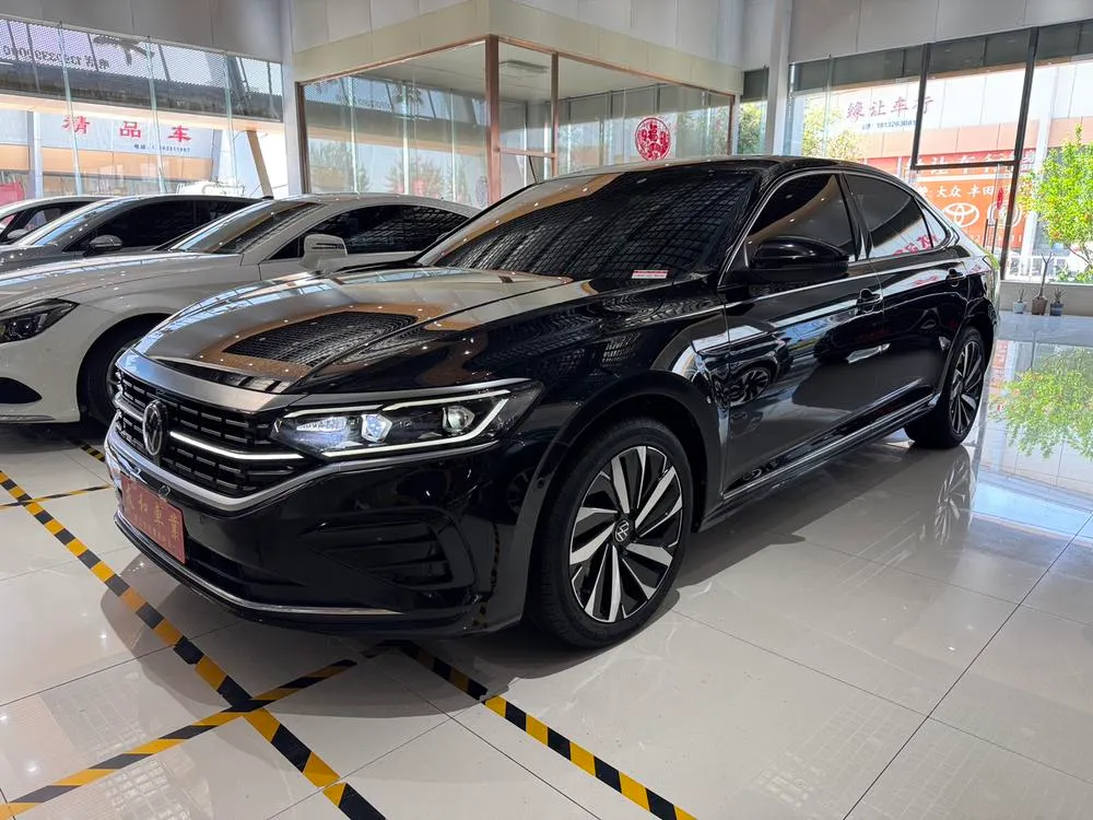 Фольксваген Passat 330TSI Luxury Edition, 2022 — фото 1
