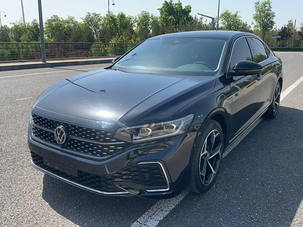 Volkswagen Passat 330TSI Luxury Edition, 2023 — фото 1