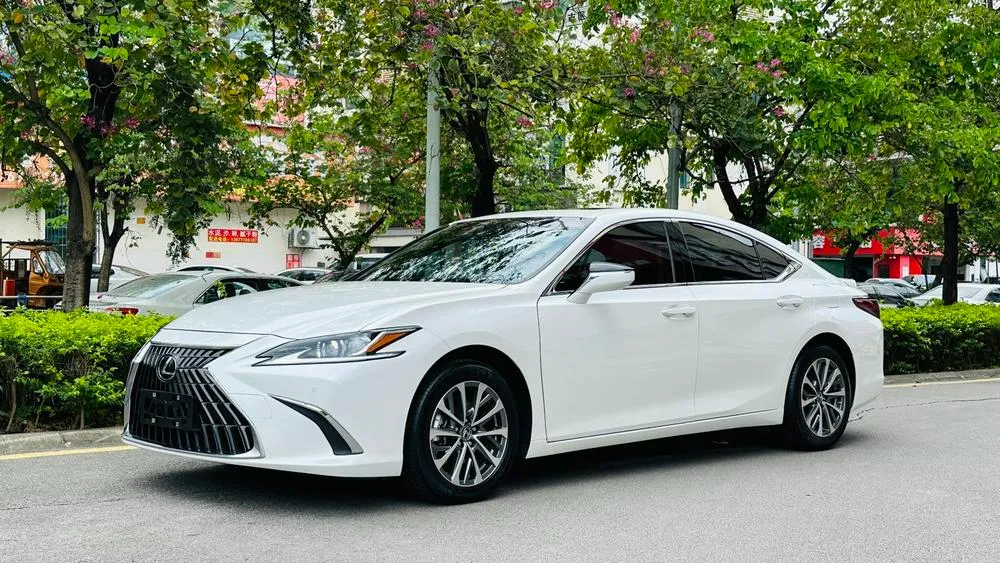 Lexus ES, 2022