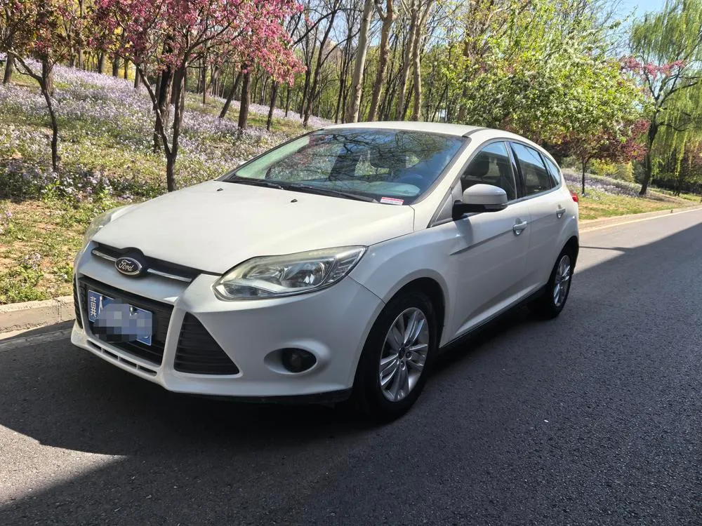Форд Focus Hatchback 1.6L Auto Comfort Version, 2012 — фото 1