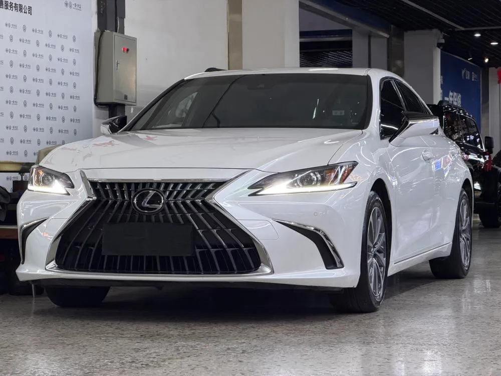 Lexus ES, 2022