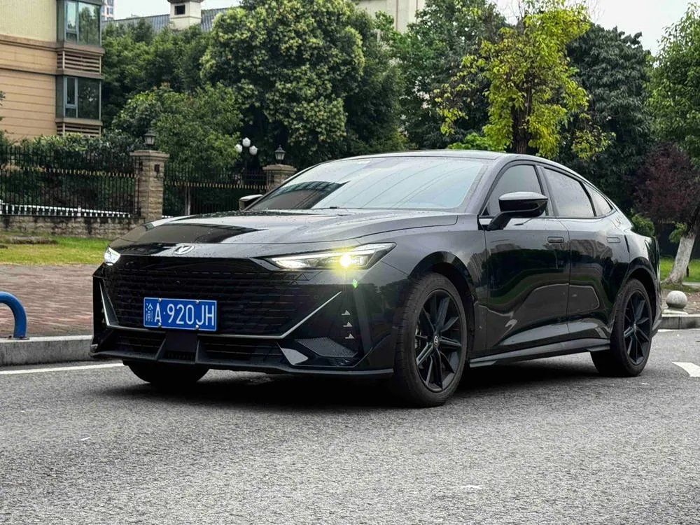Changan UNI-V 1.5T Premium Version, 2022 — фото 1