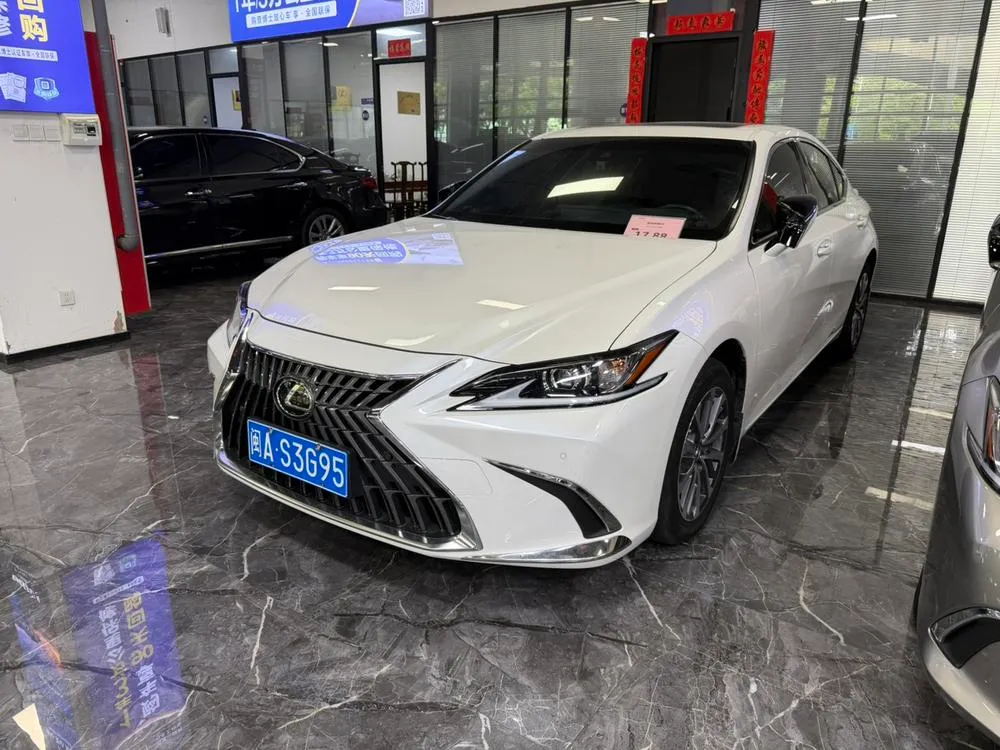 Lexus ES, 2022