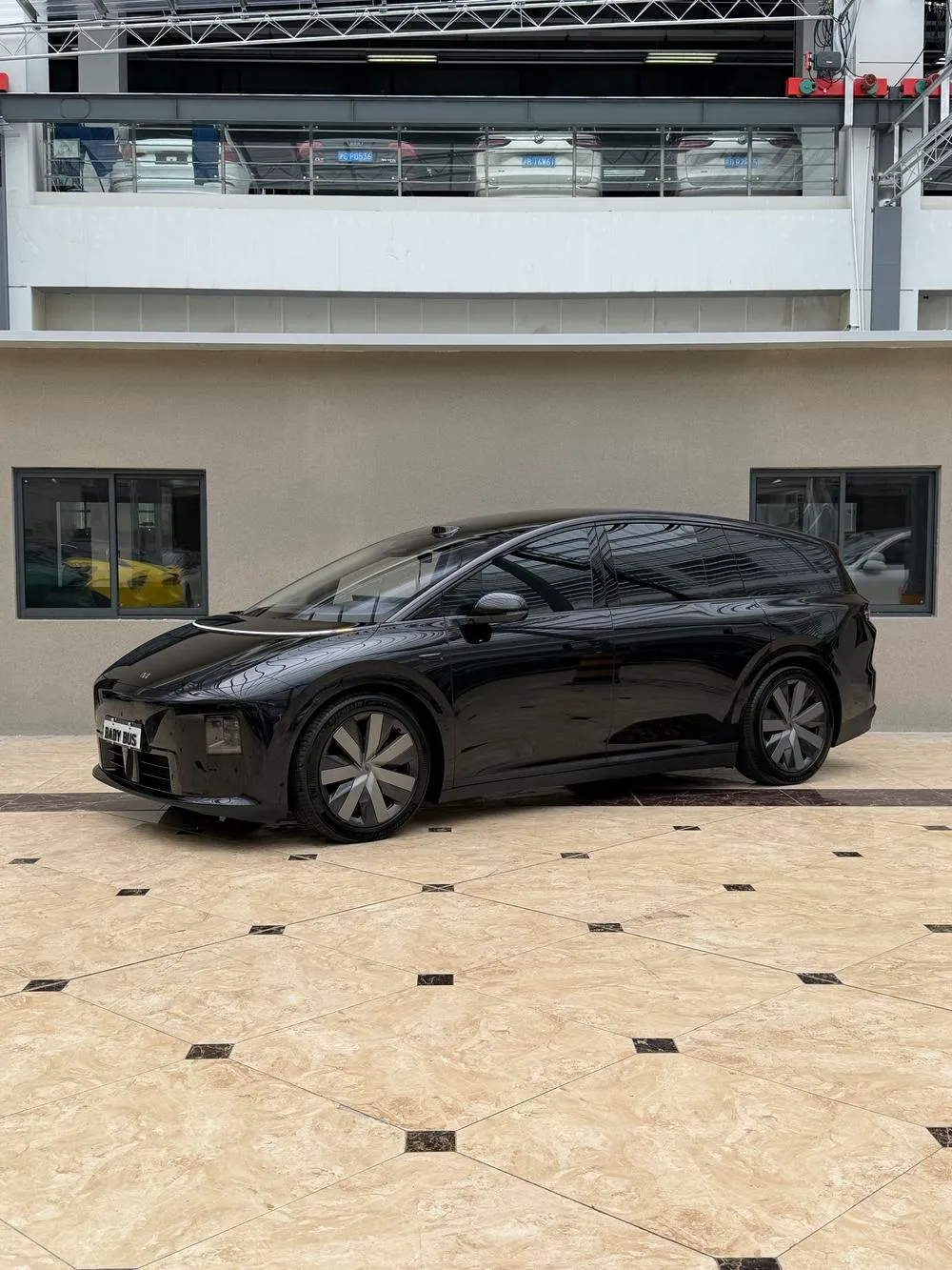 Li Auto i8 Standard Edition, 2025 — фото 1