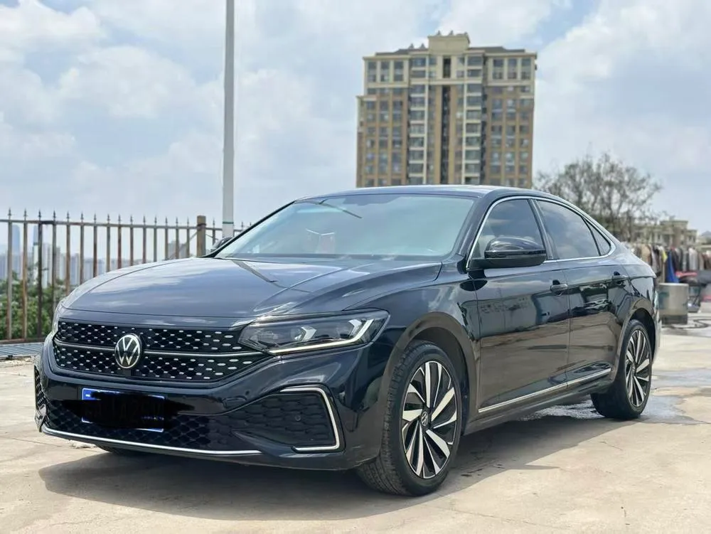 Volkswagen Passat 330TSI Luxury Edition, 2022 — фото 1