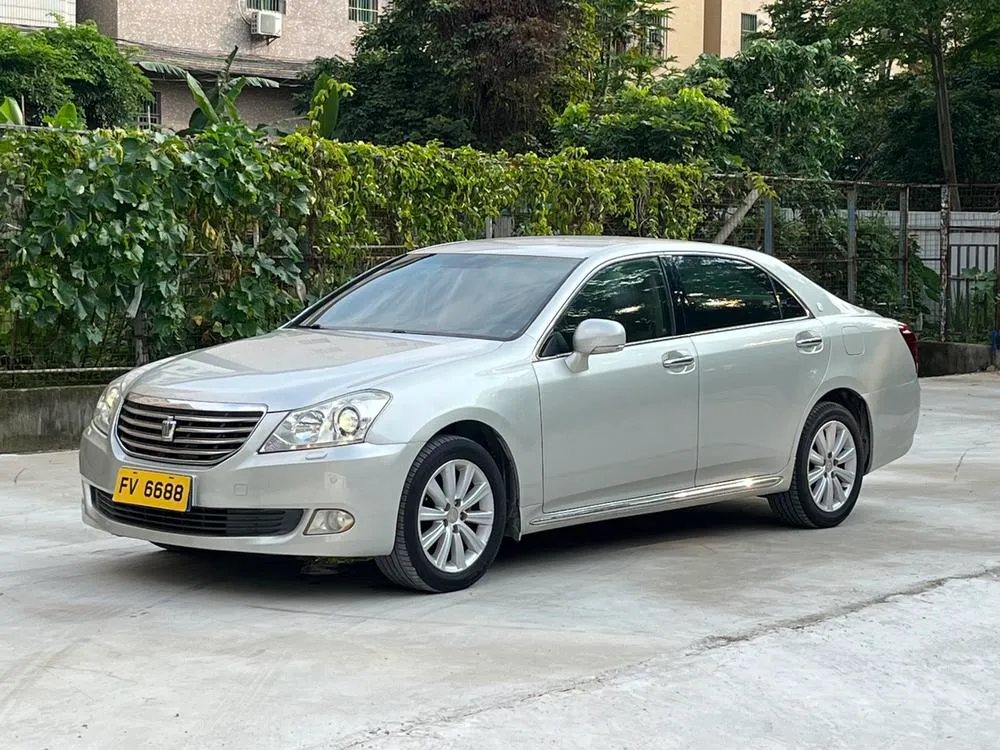 Toyota Crown, 2010