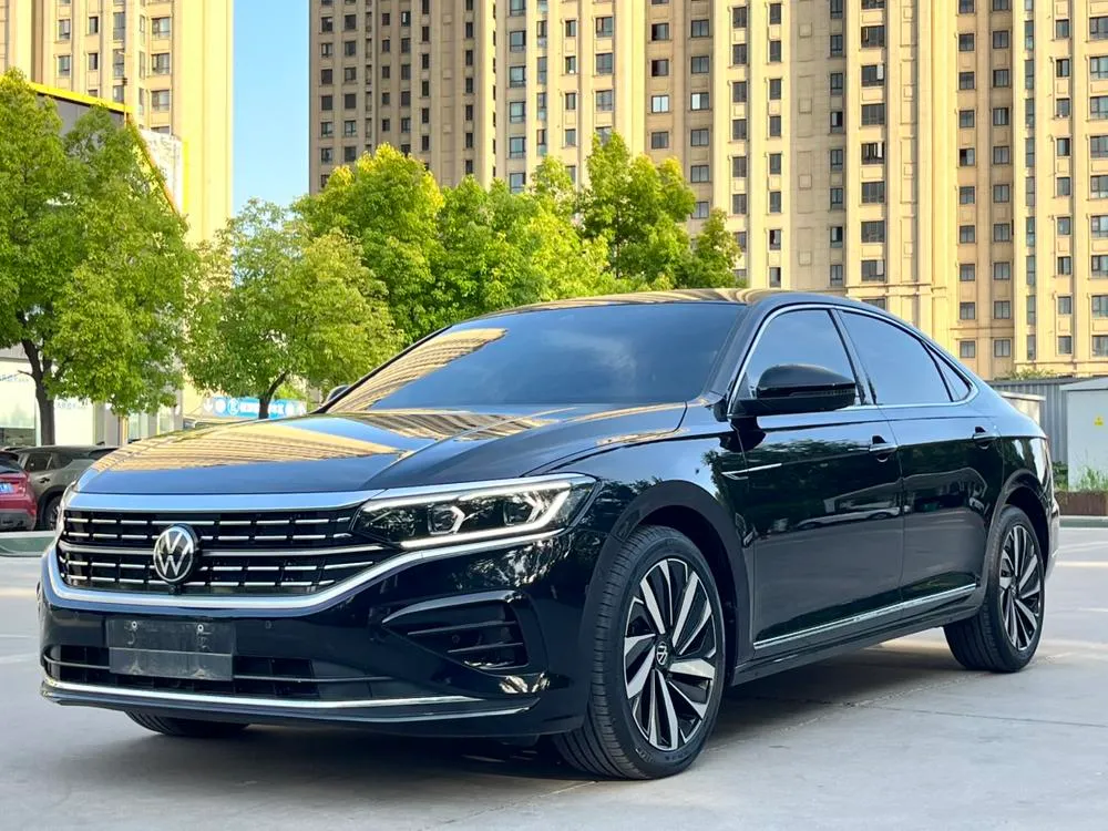 Volkswagen Passat 330TSI Luxury Edition, 2023 — фото 1