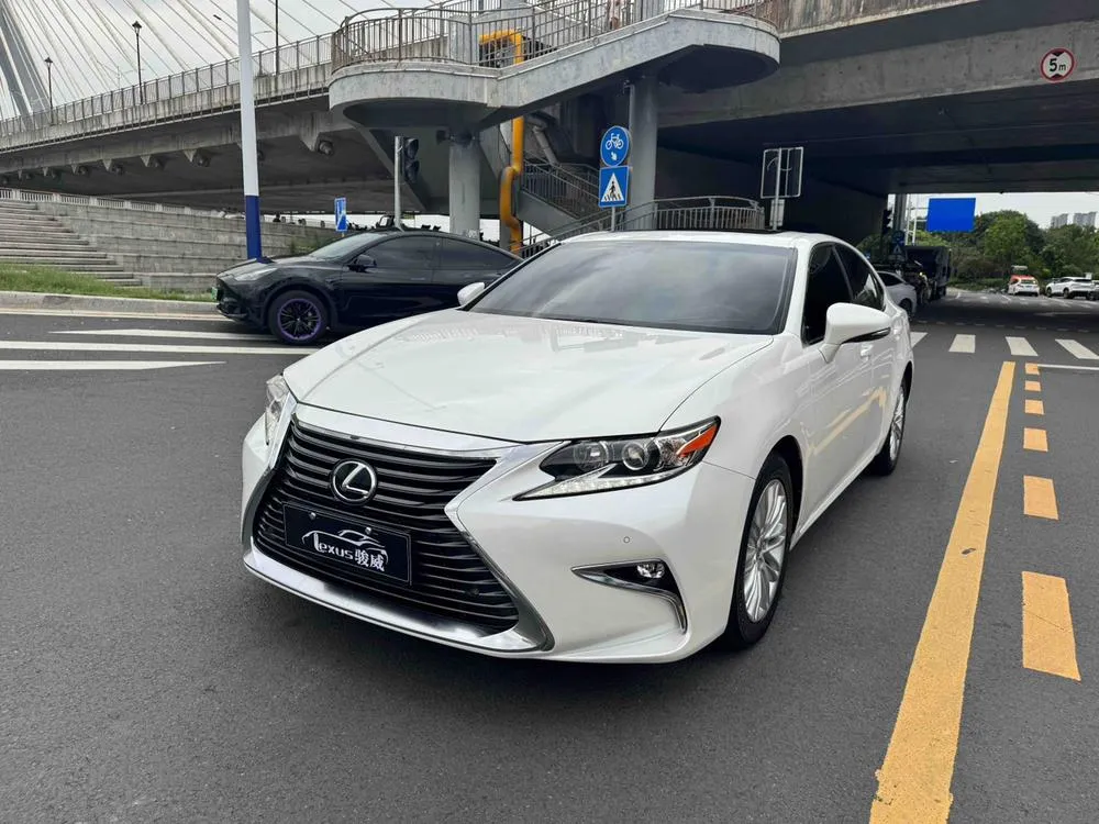 Lexus ES, 2015