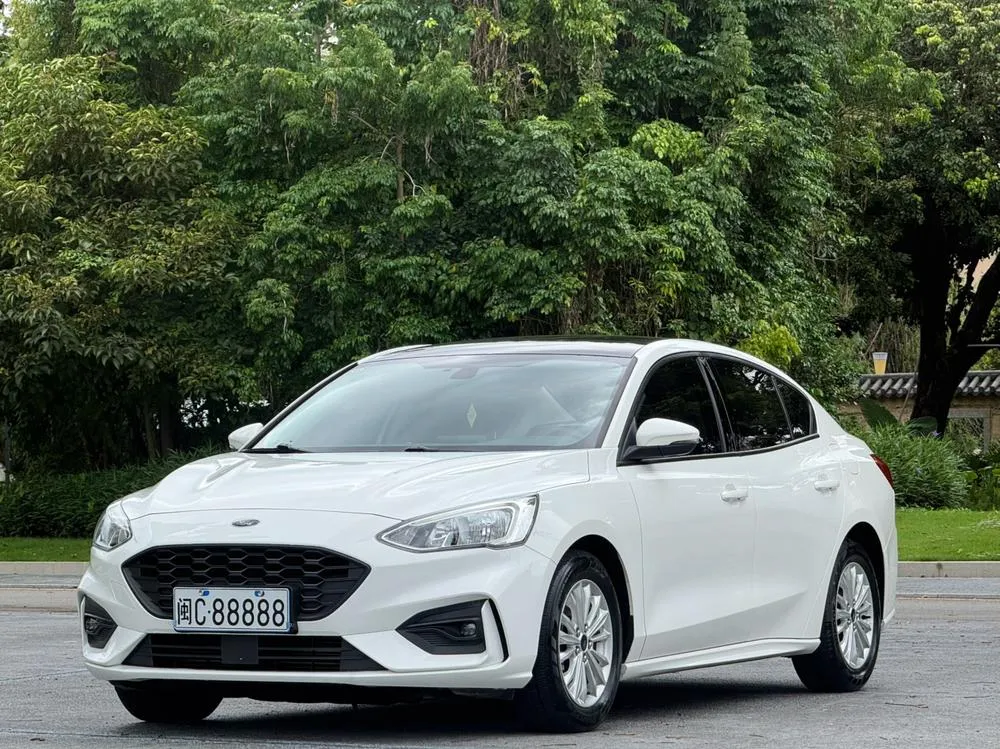 Ford Focus Sedan EcoBoost 180 Auto Trendy Version, 2020 — фото 1