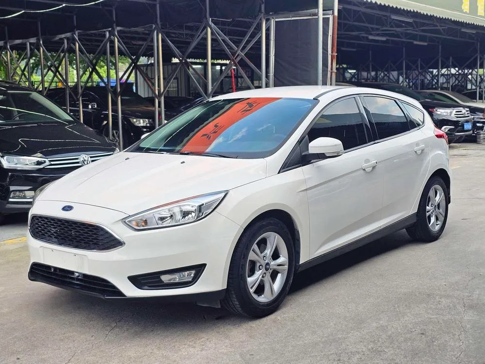 Ford Focus Hatchback 1.6L Manual Comfort Version, 2015 — фото 1