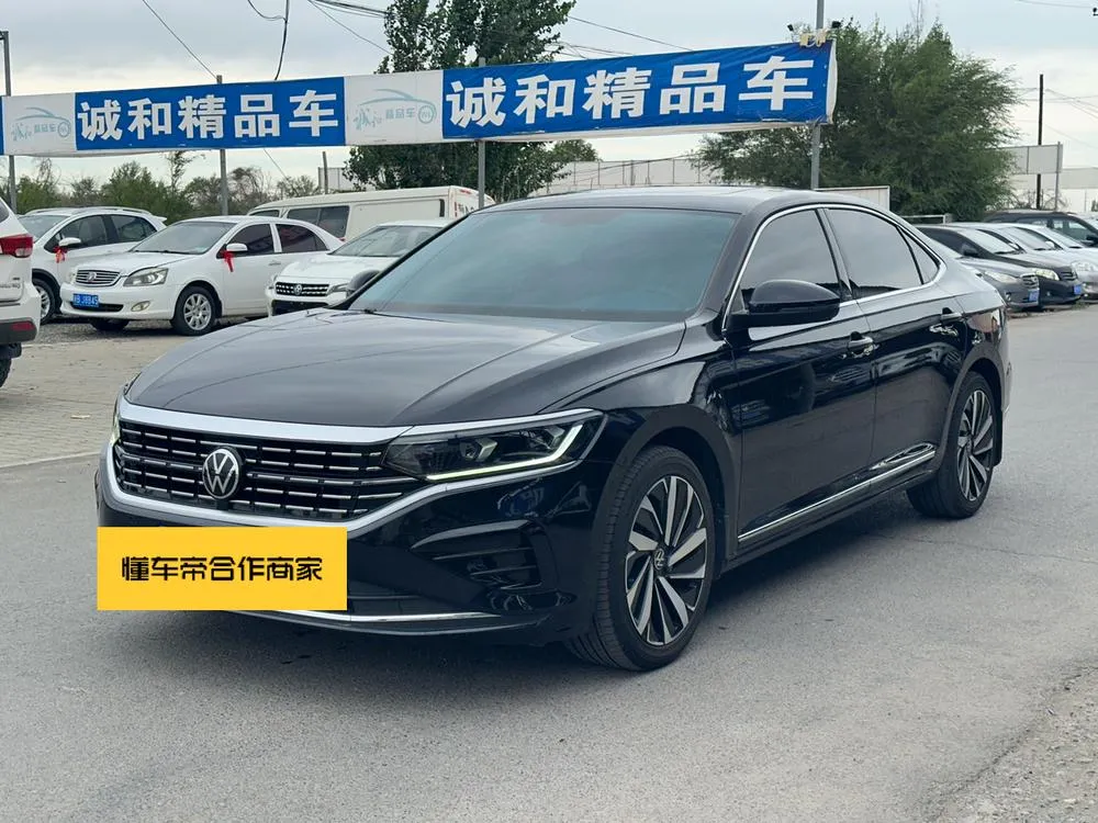 Volkswagen Passat 330TSI Luxury Edition, 2022 — фото 1
