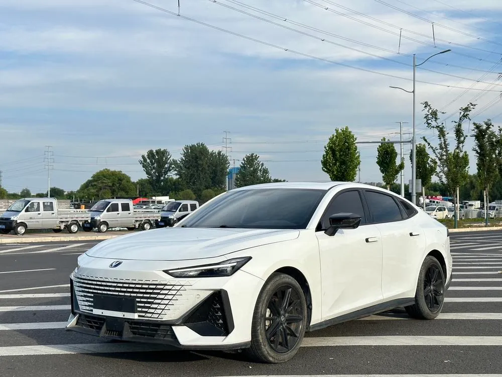 Changan UNI-V 1.5T Prestige Version, 2023 — фото 1