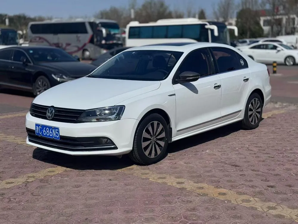 Volkswagen Sagitar 230TSI Auto Comfort Version, 2015 — фото 1