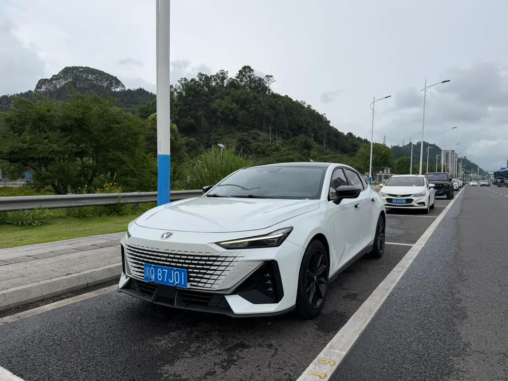 Changan UNI-V 1.5T Premium Version, 2023 — фото 1