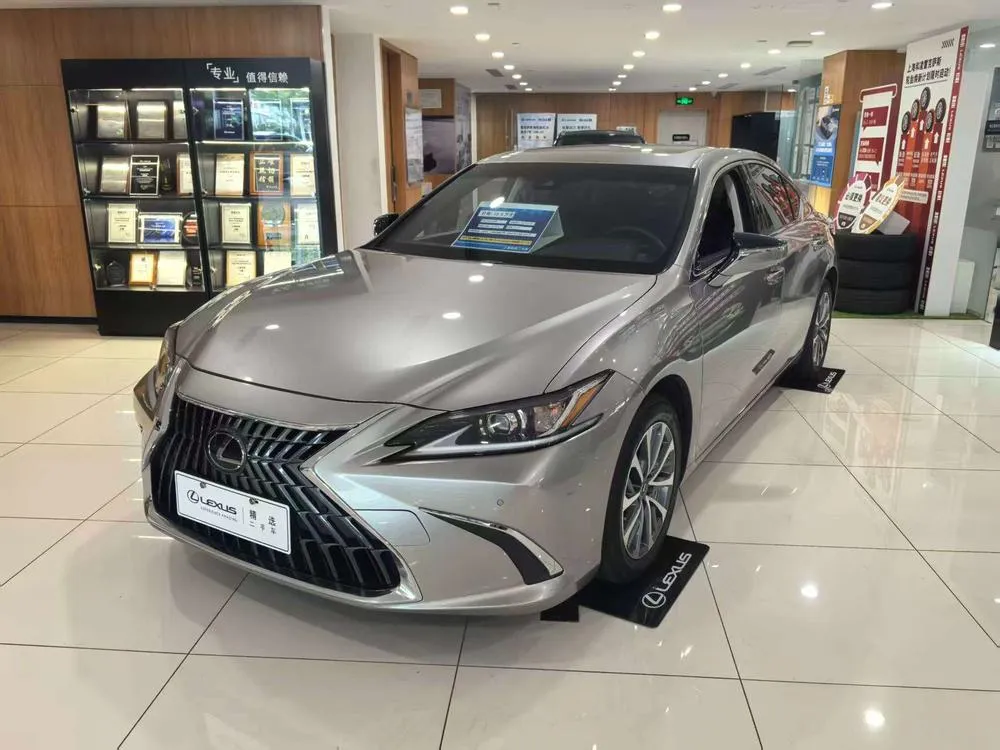 Lexus ES, 2022