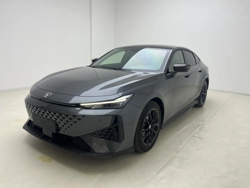 Changan UNI-V 1.5T Prestige Version, 2024 — фото 1