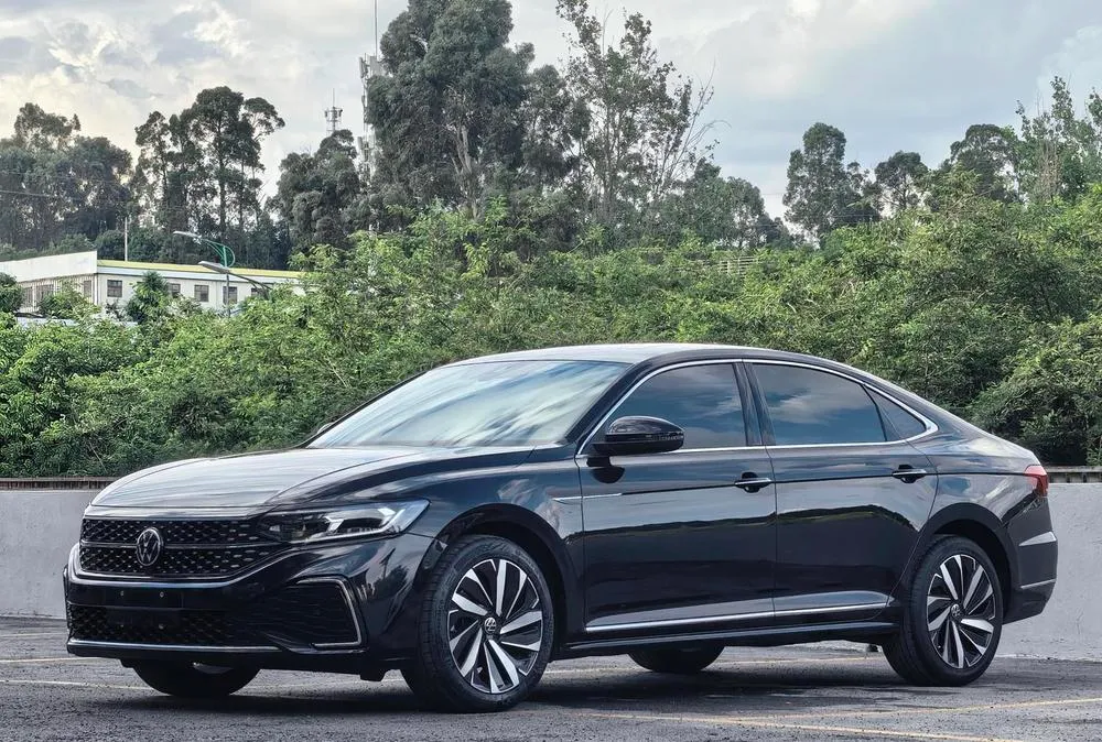 Volkswagen Passat 330TSI Luxury Edition, 2022 — фото 1