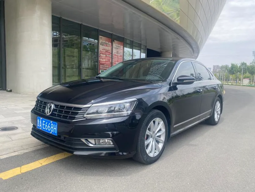 Volkswagen Passat 330TSI DSG Premium Edition, 2017 — фото 1