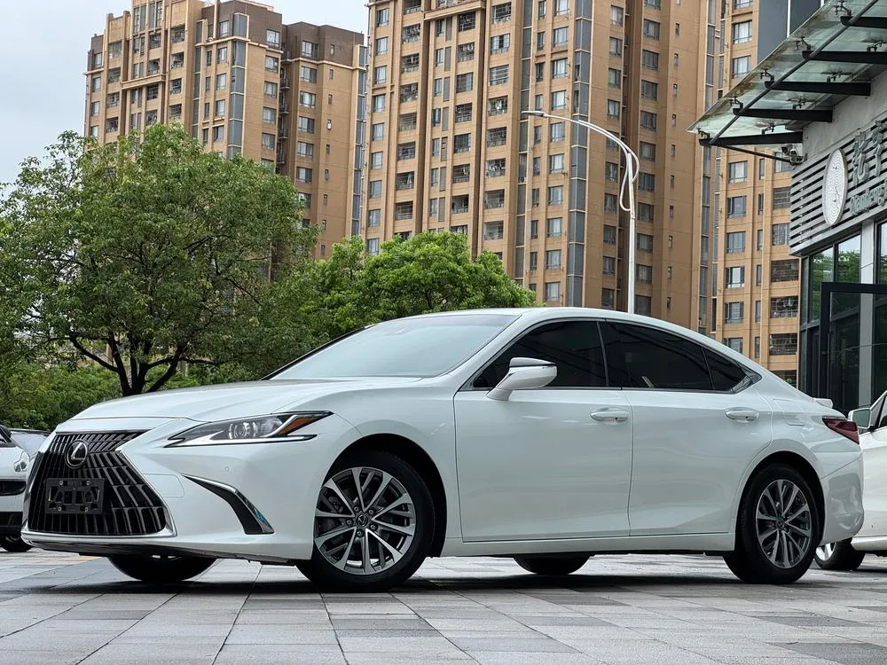 Lexus ES, 2022
