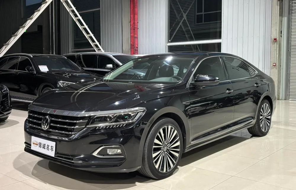 Volkswagen Passat 330TSI Luxury Edition, 2021 — фото 1