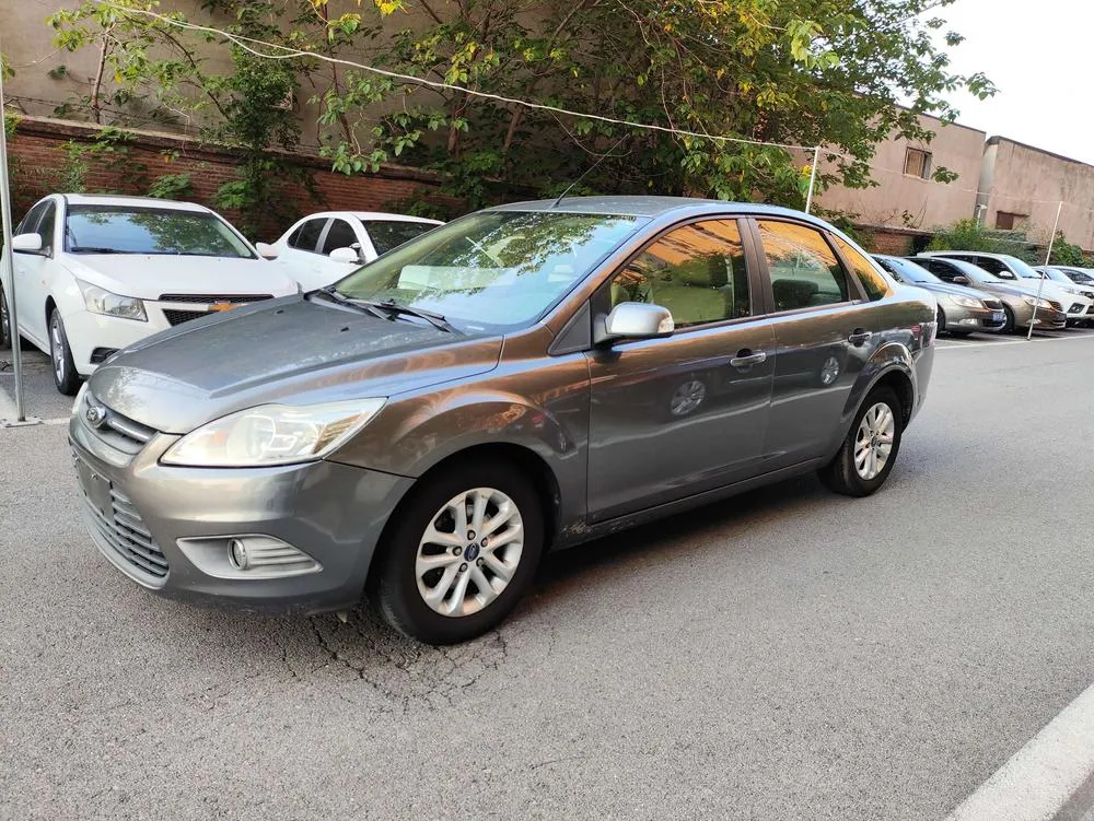 Ford Focus Sedan Classic 1.8L Manual Basic Version, 2013 — фото 1