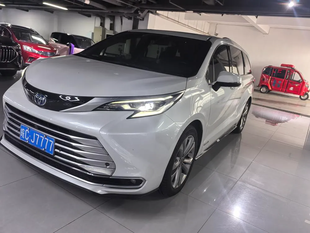 Toyota Sienna 2.5L Hybrid Gold Edition, 2021 — фото 1