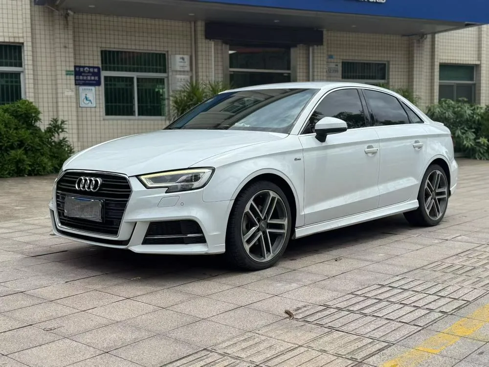 Audi A3 Limousine 35 TFSI Version, 2017 — фото 1