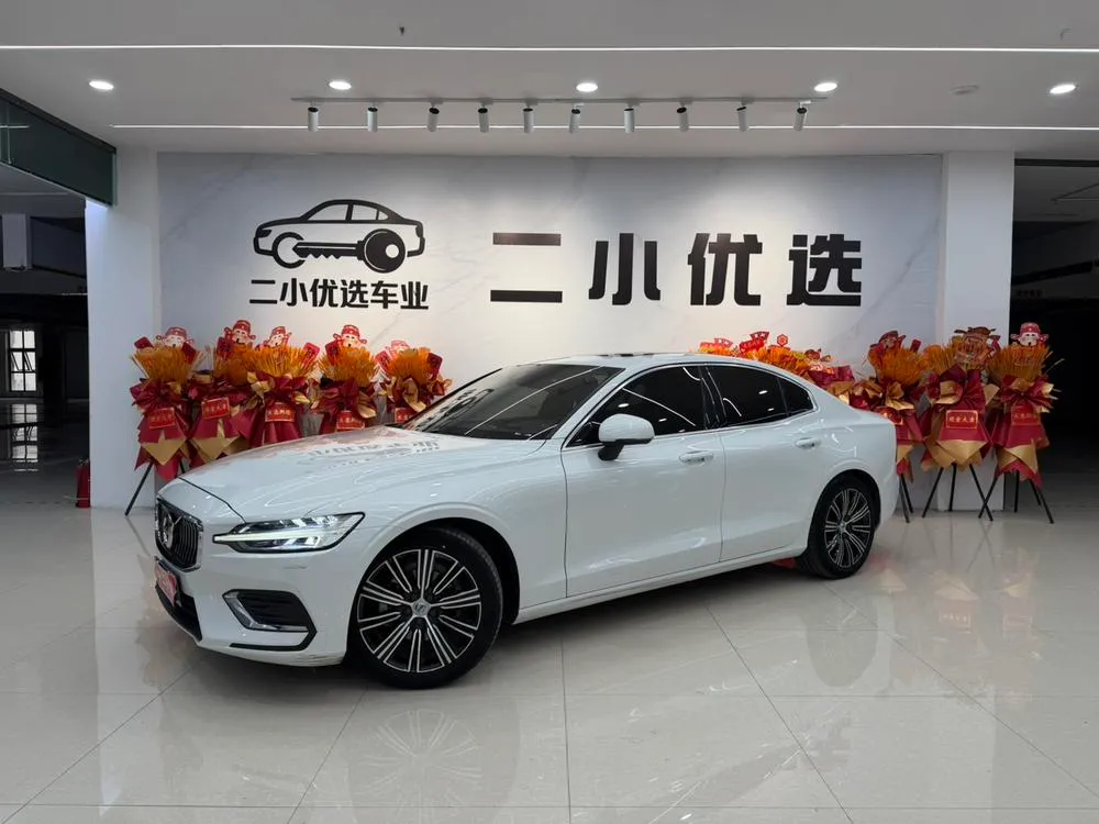 Volvo S60 B4 Luxury Edition, 2022 — фото 1