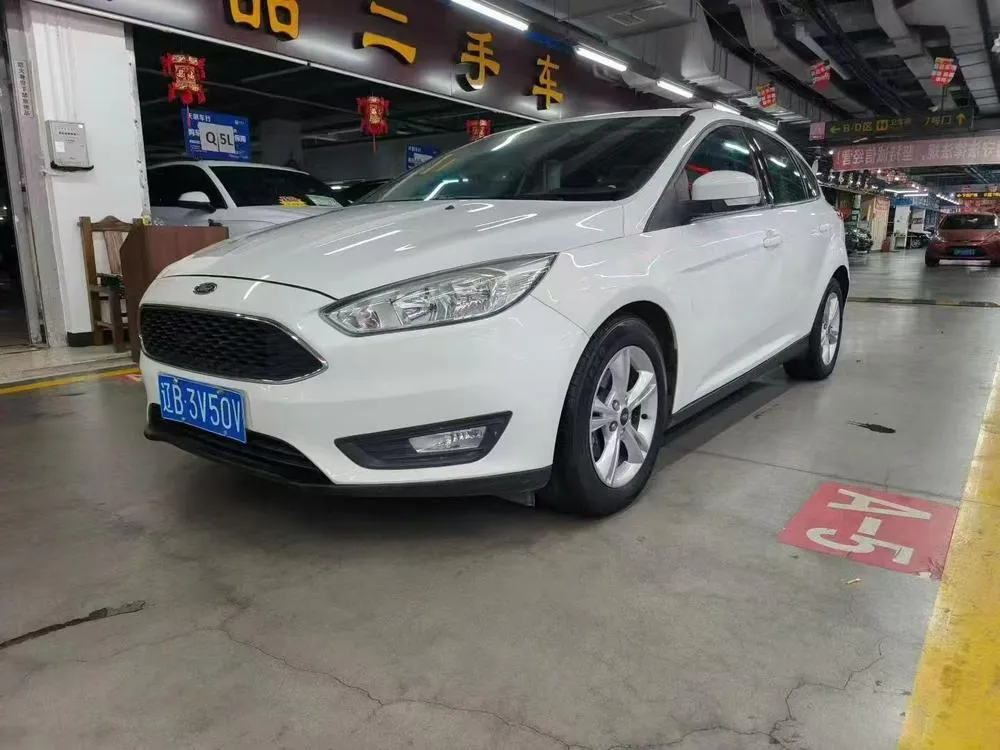 Ford Focus Hatchback 1.6L Auto Style Version Edition, 2017 — фото 1