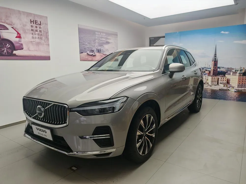Volvo XC60 B5 4WD Luxury Edition, 2025 — фото 1