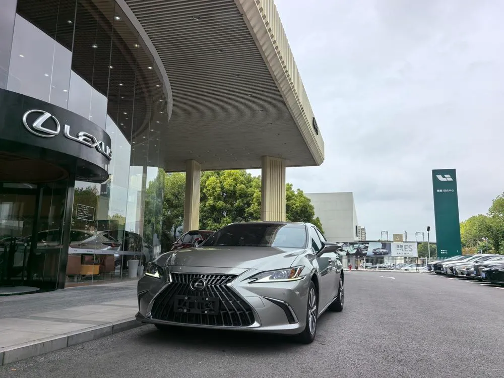 Lexus ES, 2022